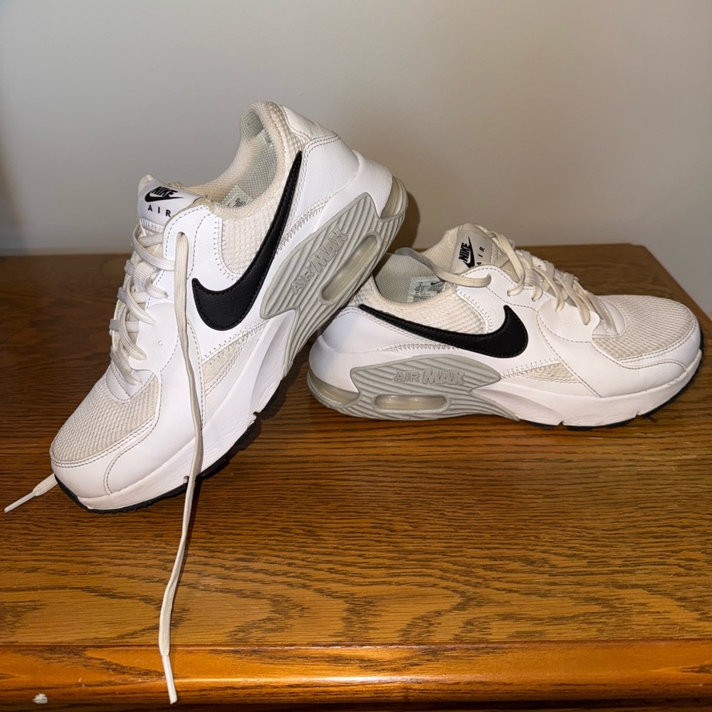 Nike Air Max Nike women’s White and Black Sneakers
